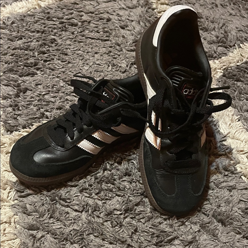 New w/o box! Adidas Samba Classic Black and White Trainers